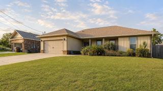 Gulf Breeze 3BR - Hot Tub & Fenced Yard - 3