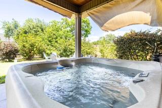 Gulf Breeze 3BR - Hot Tub & Fenced Yard - 2