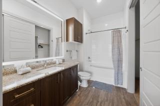 Relaxing 2 Bedroom Retreat with Great Amenities - 1