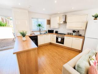 Stylish Leamington Spa Home, Free Parking, Netflix, Disney, Superfast WiFi - 1