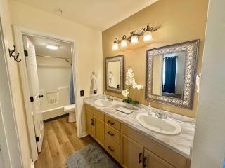 Lake Taneycomo View - Cozy 1BR Condo - Fireplace - 4