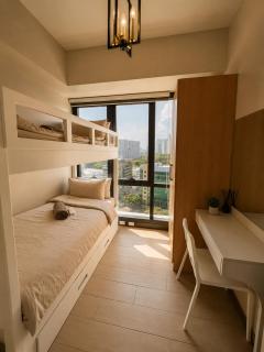 Scenic & Elevated 2 Bedroom Apartment in the City - 4