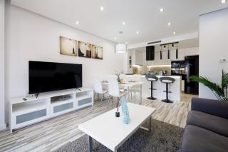 MARBELLA BANUS SUITES - Newly Renovated Premium 2BR-2BA Apartment - Steps to the Beach & El Corte Ing Luxury Shoop - Balcony with Pool Views - Prime Puerto Banús Location - Ideal for Families - Marina Banús IV Complex - 9