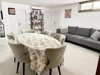 Semi-basement apartment with swimming pool-terrace - 6