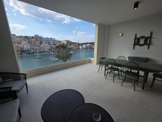 Seafront 3-Bedroom 3rd Floor Apartment with Huge Terrace - 8