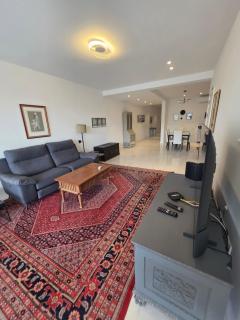 Seafront 3-Bedroom 3rd Floor Apartment with Huge Terrace - 5
