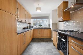 Spacious 4BR Home Sleeps 8 by Stay With Us - 8