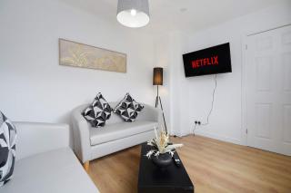Spacious 4BR Home Sleeps 8 by Stay With Us - 4