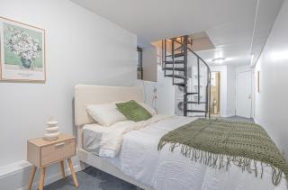 Charm 2Bd in Upper East Side with Backyard - 4