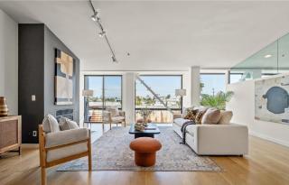 Two Bedroom Urban Retreat Near the Coast - 9