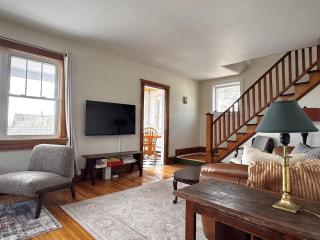 Glaucous Manor | Lake Views Basecamp, Heart of Baddeck - 4