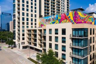 Downtown Houston 2BR King High Rise Year Round Pool, Gym and Business Center - 6