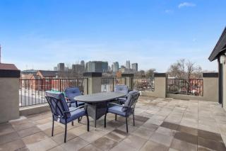 Downtown Elegant Gatsby Loft with Skyline Views - 9