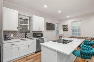 Downtown Elegant Gatsby Loft with Skyline Views - 6