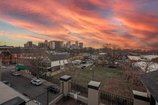 Downtown Elegant Gatsby Loft with Skyline Views - 5
