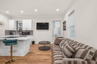 Downtown Elegant Gatsby Loft with Skyline Views - 3