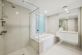 level 32 Skyline Serenity in Surfers Paradise Q1 - 3