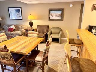 Two Bedroom Apartment with Two Bathrooms Sleeps 8 at Rivergreen Resort - 4
