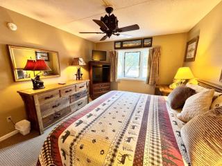 Two Bedroom Apartment with Two Bathrooms Sleeps 8 at Rivergreen Resort - 1