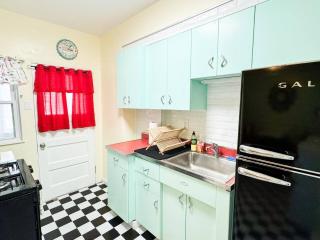 Retro Nostalgic Condo in the heart of Lakewood - 6