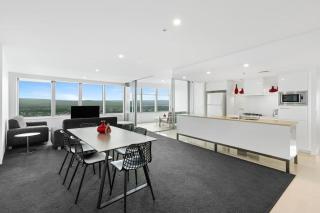 Oversized South facing Apartment Q1 Level 39 - 9