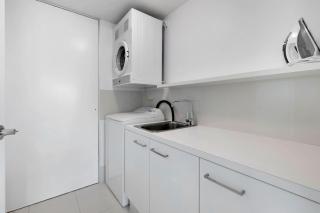Oversized South facing Apartment Q1 Level 39 - 1
