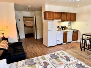 Cozy Studio, Walk to Loon Mountain, Indoor Pool & Hot Tub - 0