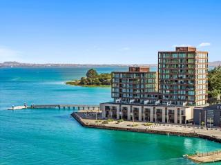Catalina Bay Waterfront Retreat - Views - Carpark - 6