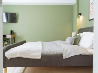 Vibe - University Sq. I Balcony I Cheap parking - 2