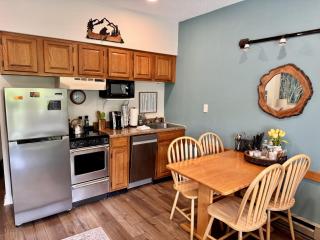 Riverside Studio for Two with Balcony and Pool near Loon Mountain - 5