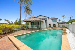 Luxury home on the water - 8