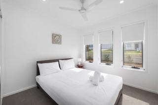 Modern 4BR Retreat Quiet GreenBank Big Backyard - 8