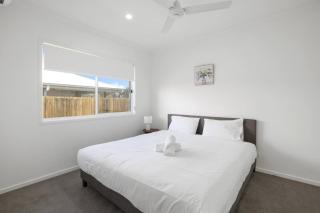 Modern 4BR Retreat Quiet GreenBank Big Backyard - 4