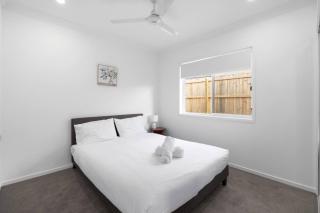 Modern 4BR Retreat Quiet GreenBank Big Backyard - 1