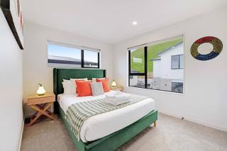 Spacious 4BR Family Haven with Air-con - Parking - 4