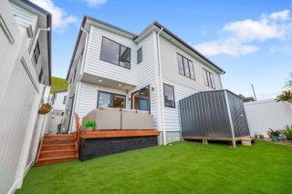 Spacious 4BR Family Haven with Air-con - Parking - 2