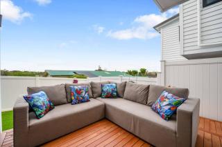 Spacious 4BR Family Haven with Air-con - Parking - 1
