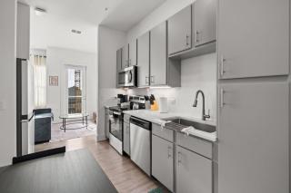 Stylish Studio Downtown Views Saltwater Pool - 8