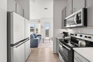 Stylish Studio Downtown Views Saltwater Pool - 7