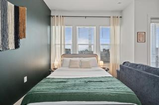 Stylish Studio Downtown Views Saltwater Pool - 2