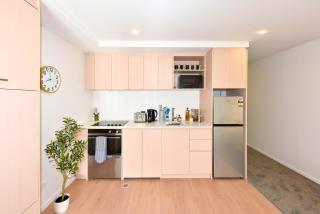 Elegant One Bedroom Retreat with Shared Sauna - 0