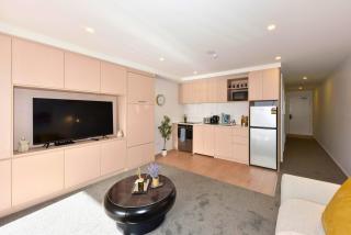 Elegant One Bedroom Retreat with Shared Sauna - 2