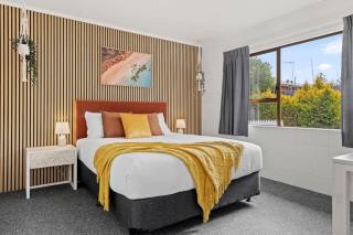 Cozy Retreat 2 - modern townhouse living - 9