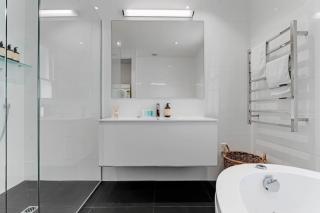 Luxury Herne Bay 3BR Villa with Deck - Parking - 5