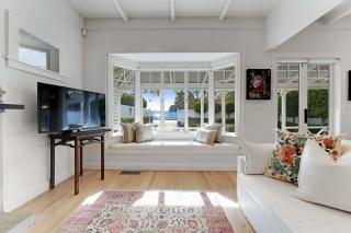 Luxury Herne Bay 3BR Villa with Deck - Parking - 4