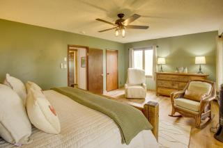Mtn-View Deck & Fire Pit! 2-Cabin Retreat in Cody - 1