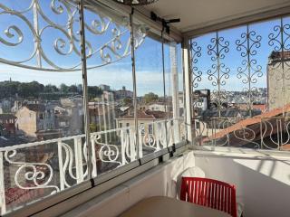 Unique 5BR Art House in Balat w Garden - 3