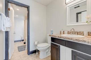 Dog friendly duplex with fenced yard, private outdoor living- AC & washer dryer - 9