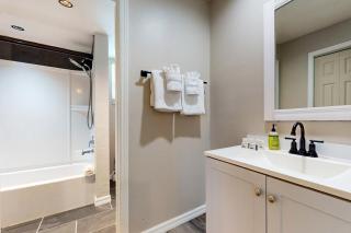 Dreamy 3BR Dog Friendly - Balcony - 2
