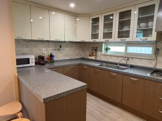 NuriStay l Gwanganri l Special Price l Up to 10 people l 4 minutes from Geumnyeonsan Station l Free parking l Large accommodation - 1